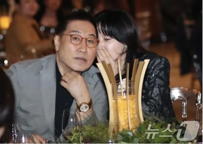 73岁老公最强逆龄：零皱纹。米乐m6网站李英爱罕见秀恩爱(图1)